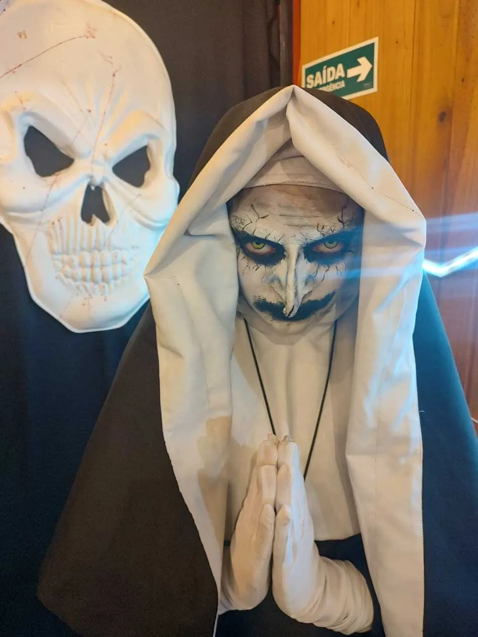 Freira e It em festa de Halloween
