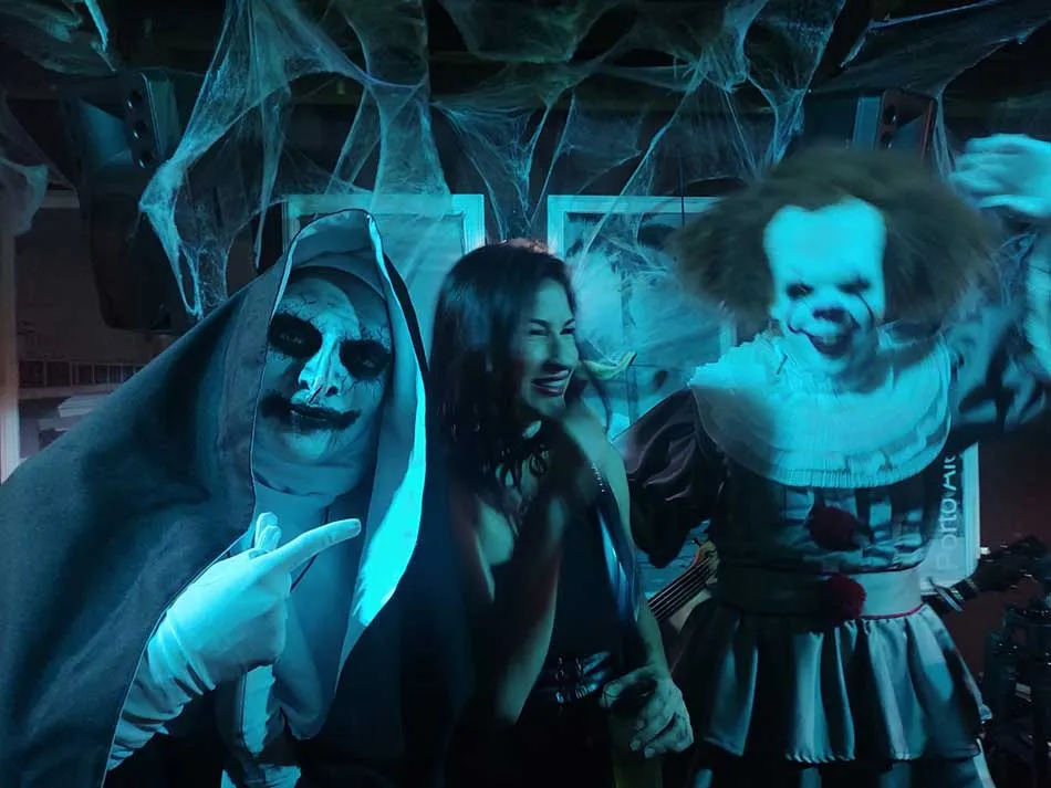 Freira e It em festa de Halloween