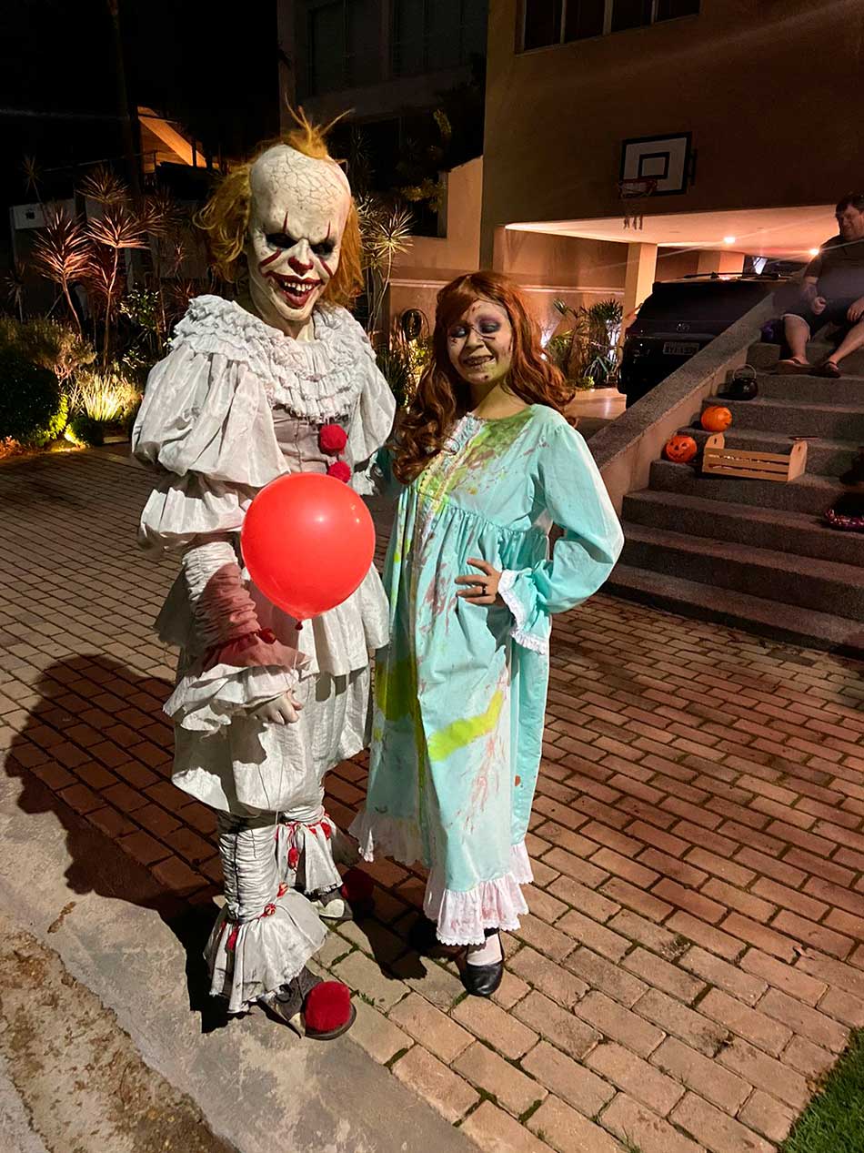 It e Regan Macneil em halloween de Condomínio