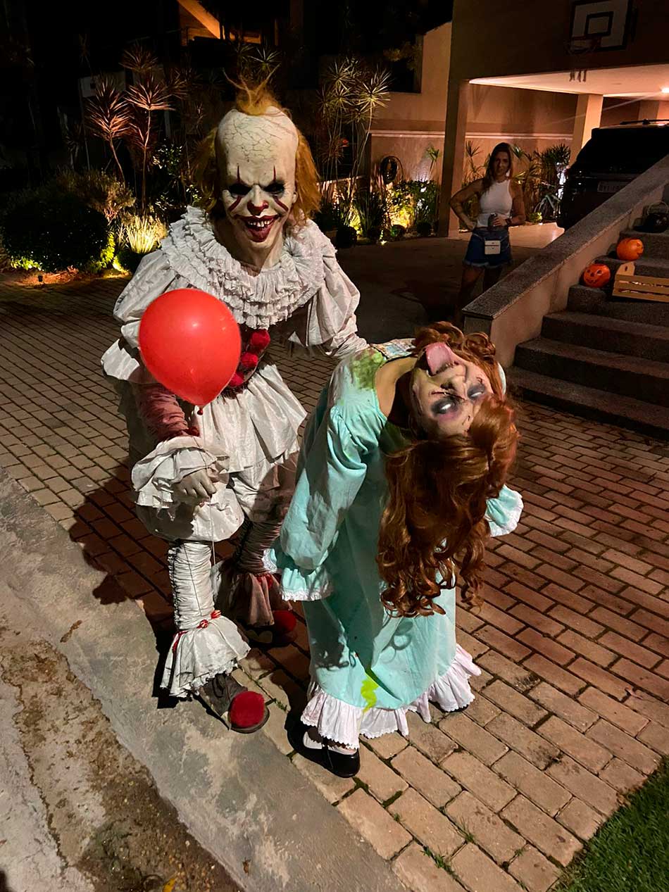 It e Regan Macneil em halloween de Condomínio