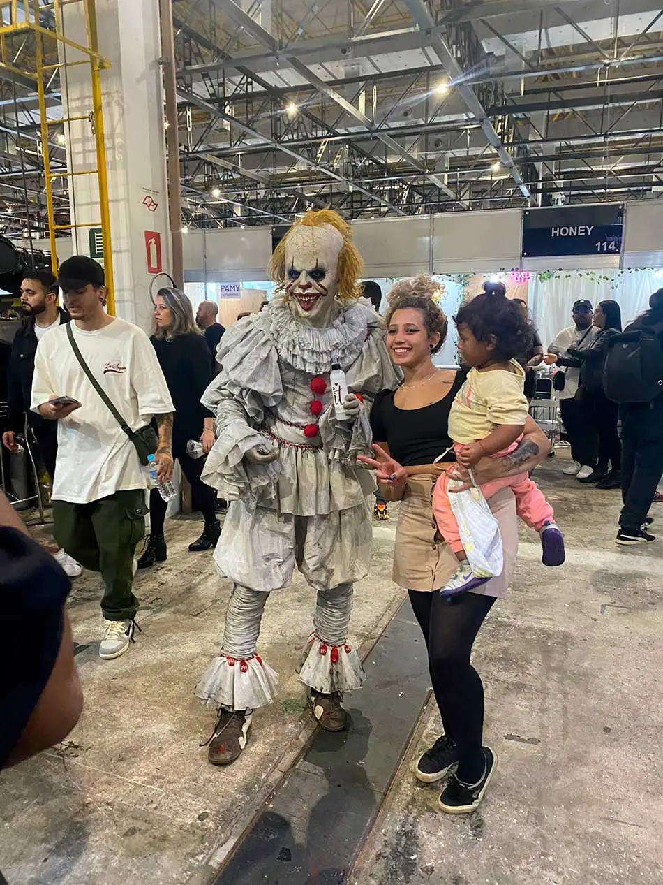 Pennywise tira fotos com clientes de evento de tatuagem