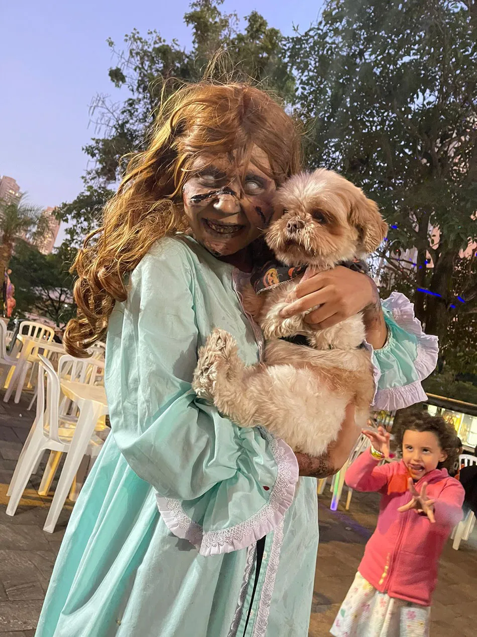 Regan Macneil em Halloween de condominio