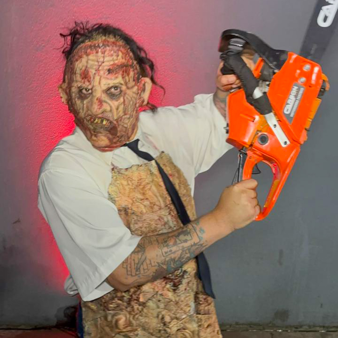 Atração com personagem de terror vivo interagindo com o público em evento no shopping de Alphaville