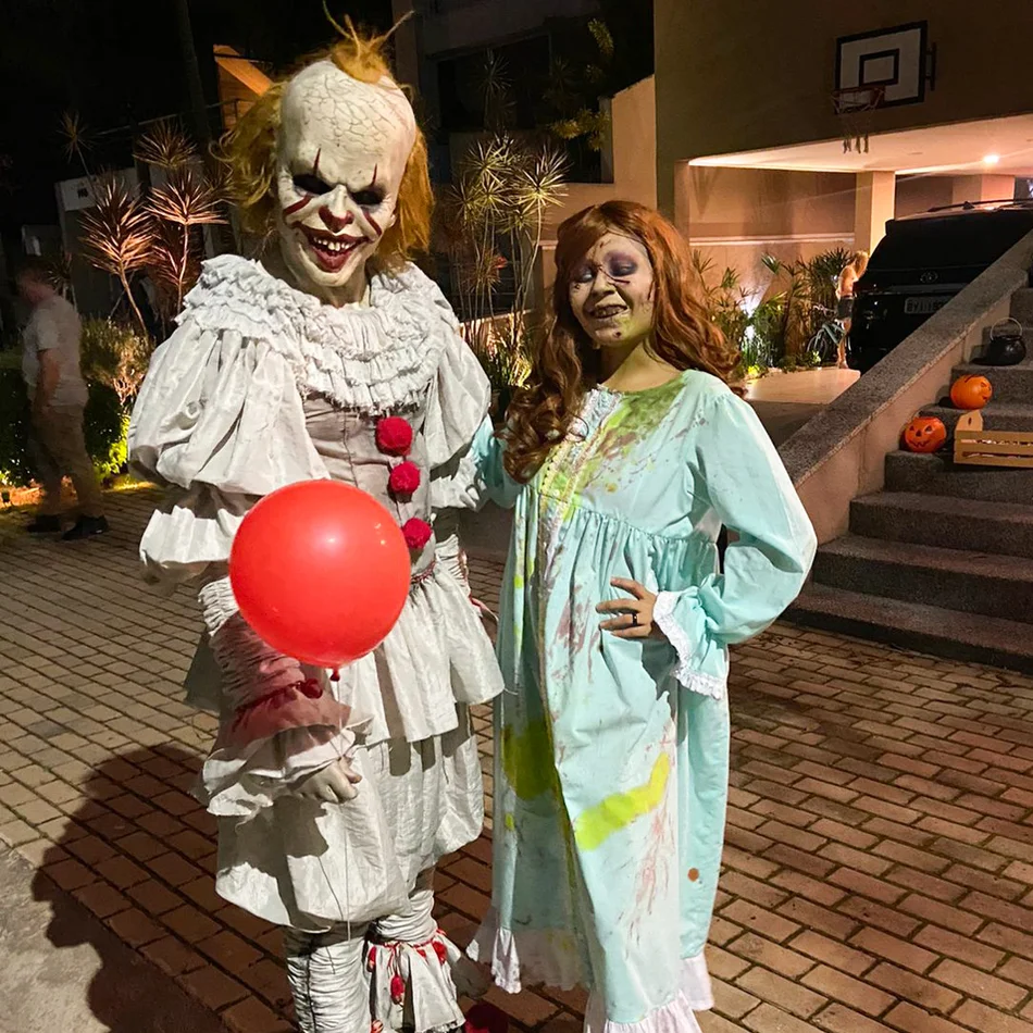 Monstros causando na festa de Halloween