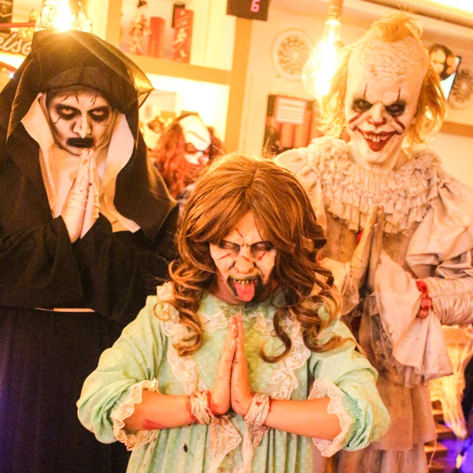 Monstros causando na festa de Halloween