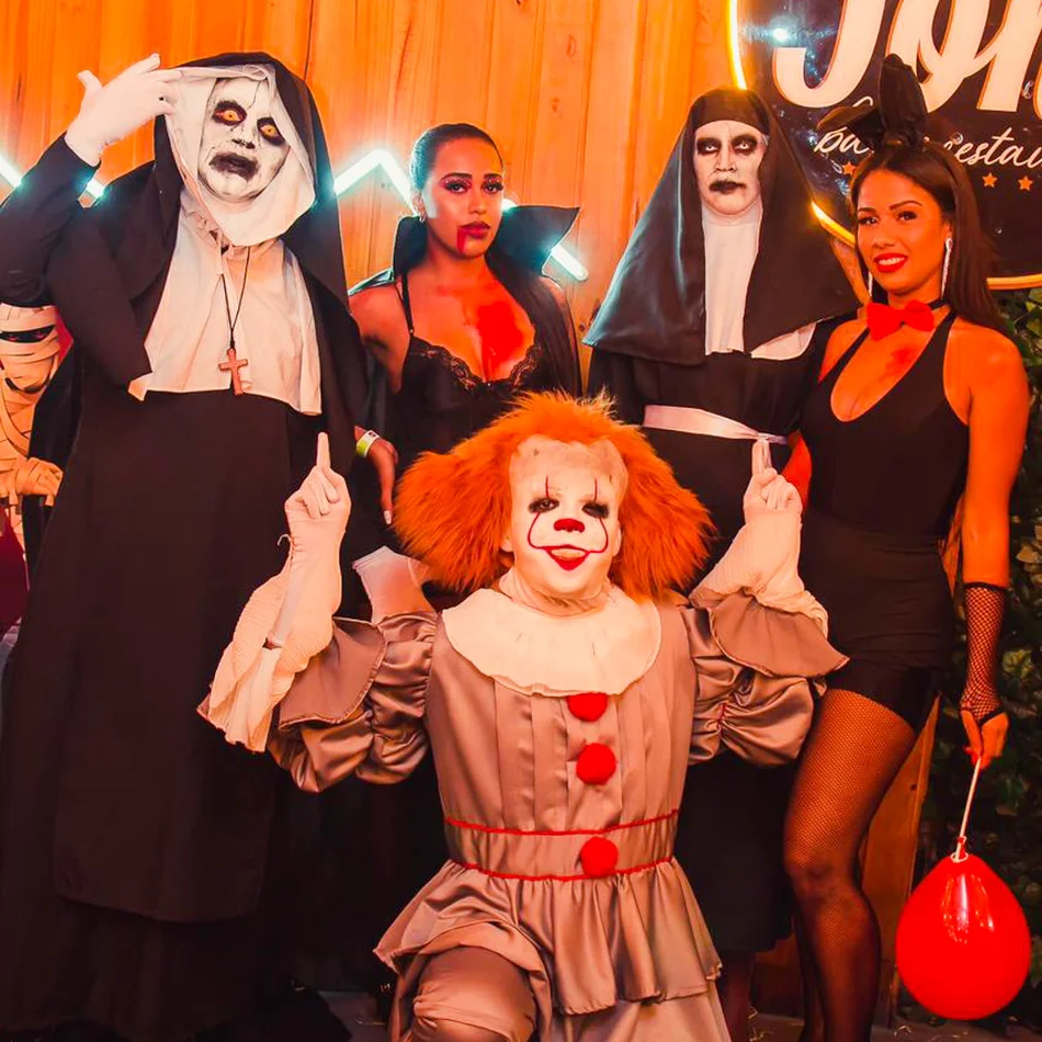 Monstros causando na festa de Halloween