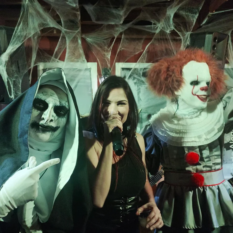 Monstros causando na festa de Halloween