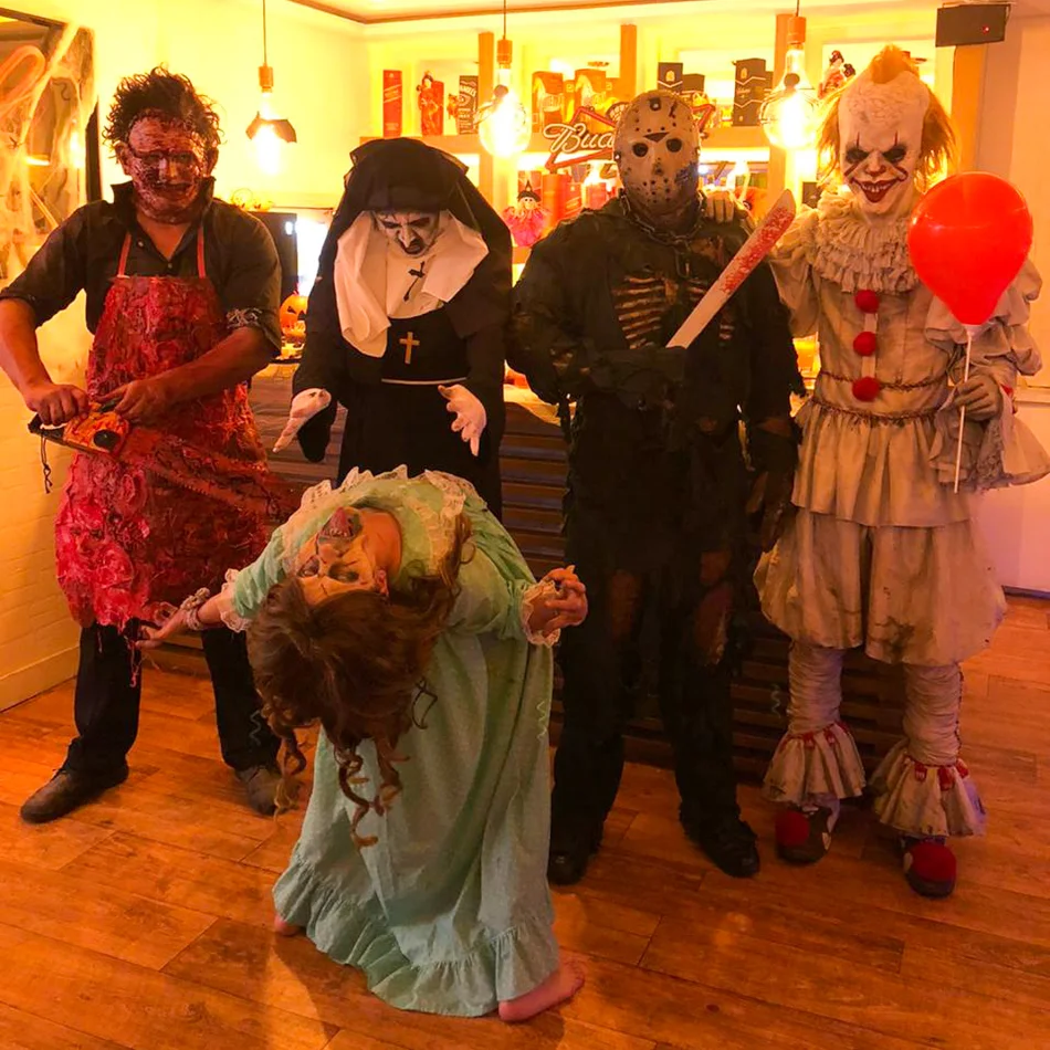 Monstros causando na festa de Halloween