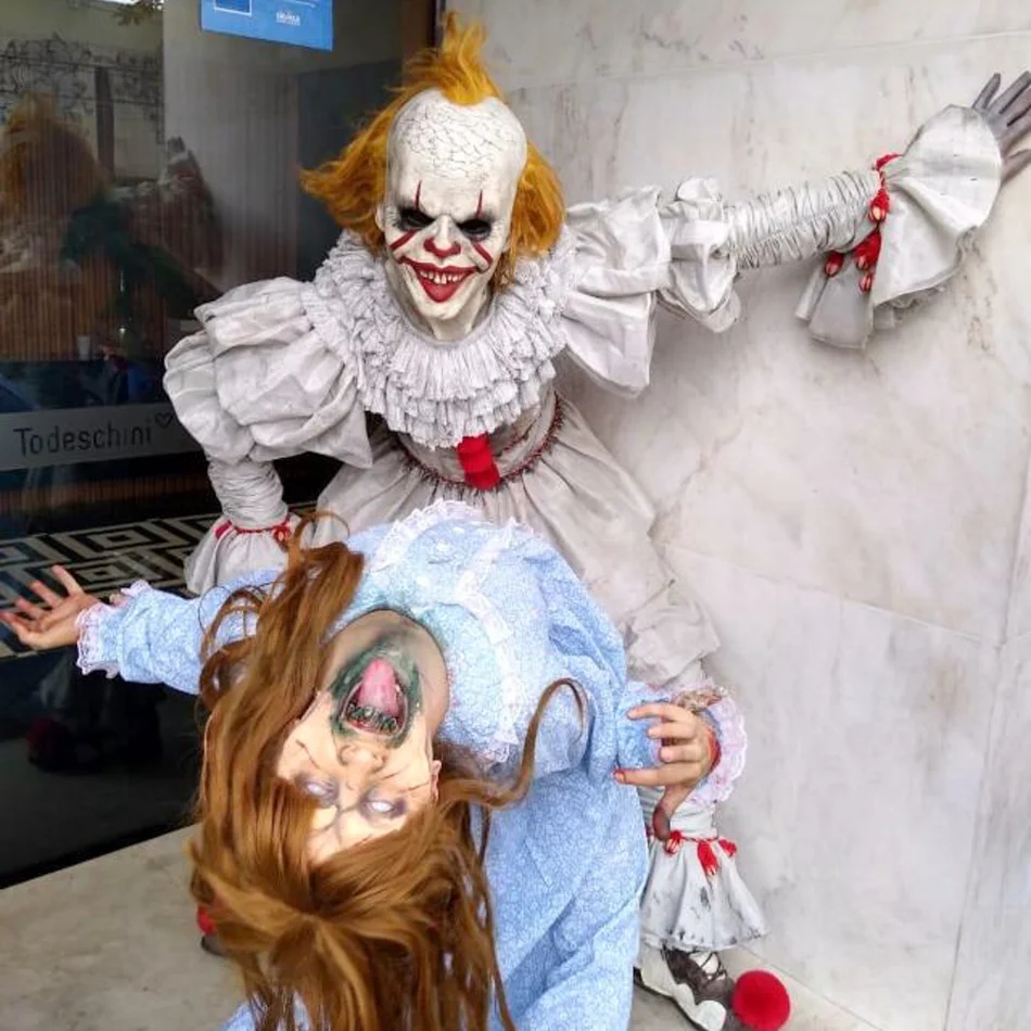 Personagens de Halloween causando na festa