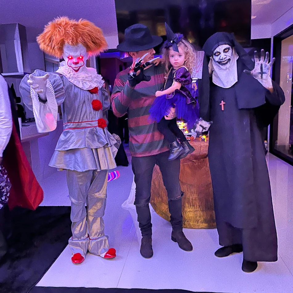 Personagens de Halloween causando na festa