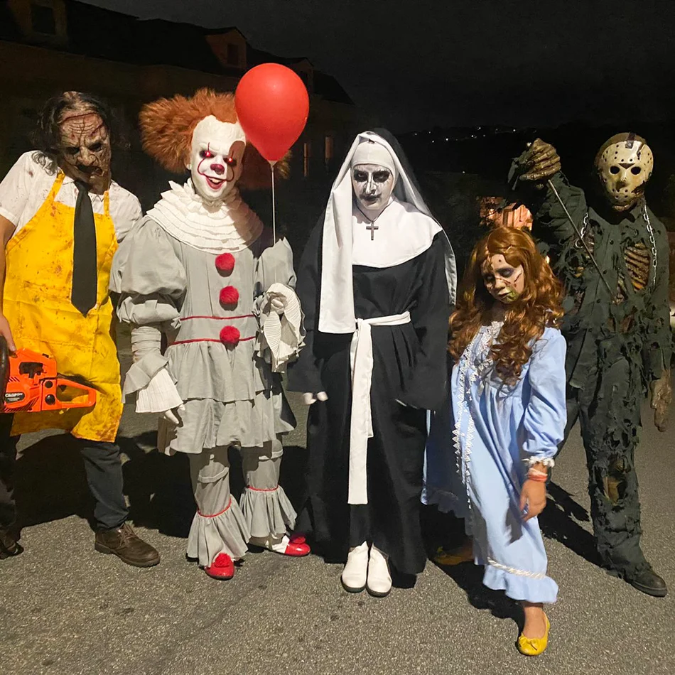 Personagens de Halloween causando na festa
