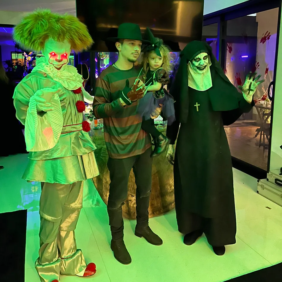 Personagens de Halloween causando na festa