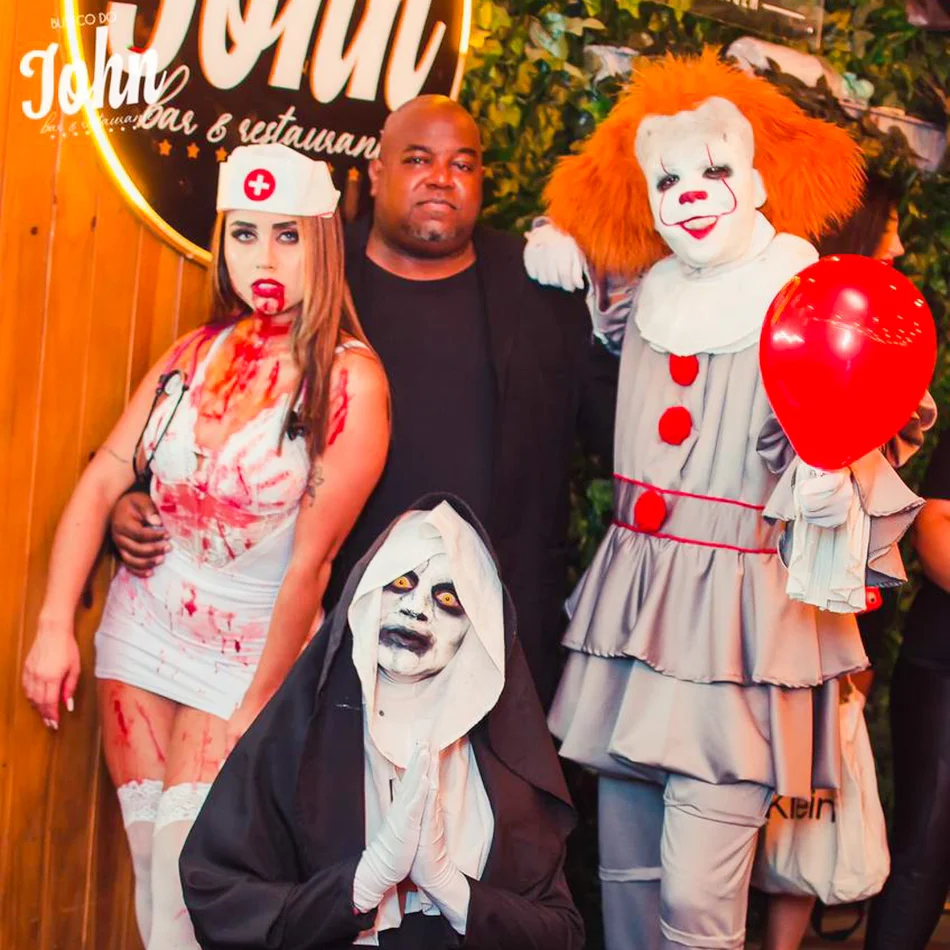 Personagens de Halloween causando na festa