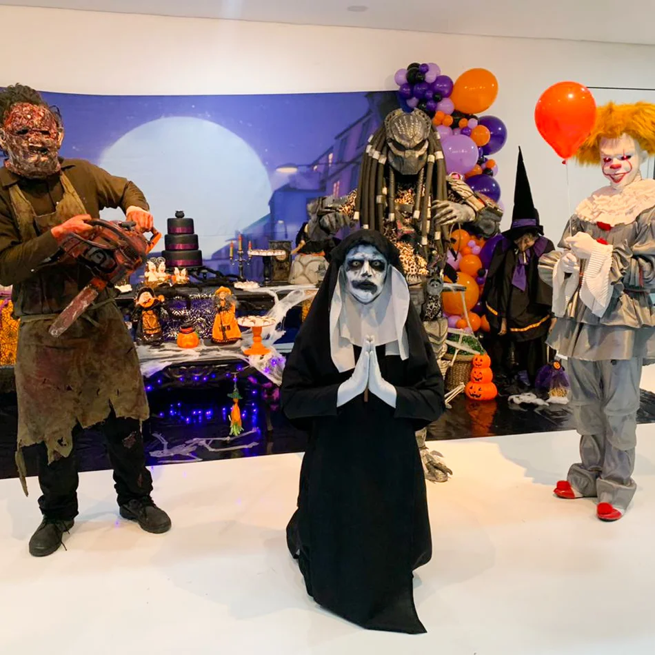Personagens de Halloween causando na festa