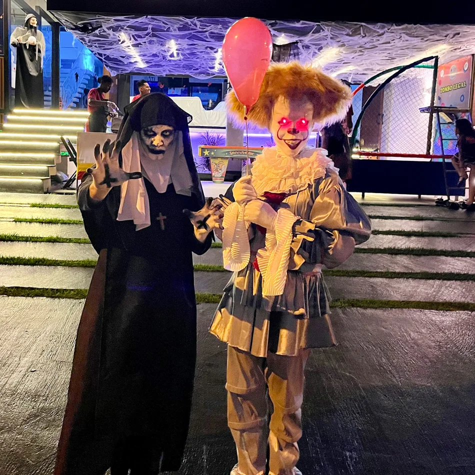 Personagens de Halloween causando na festa