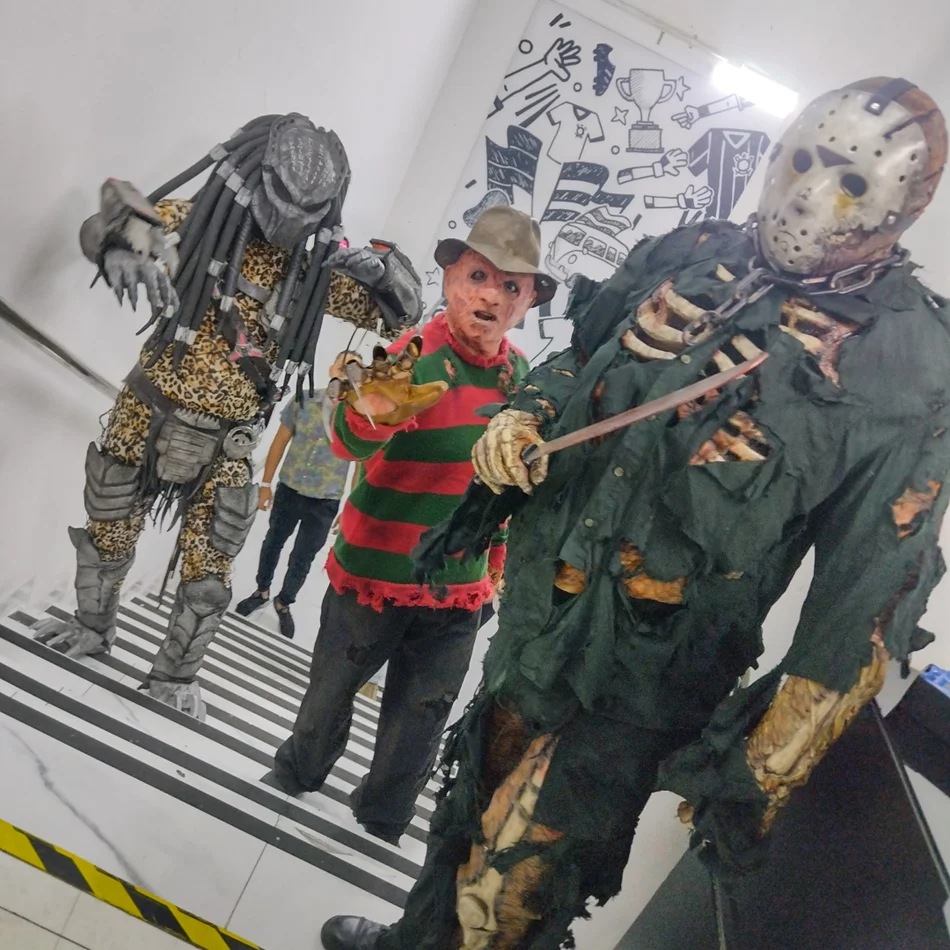 Personagens de Halloween causando na festa