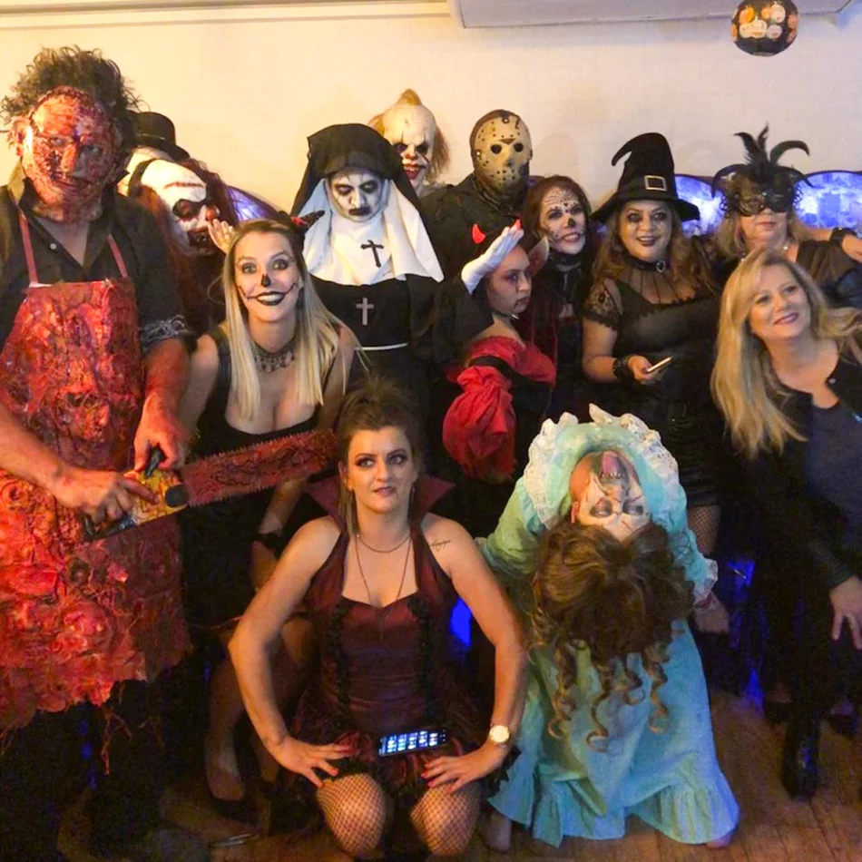 Personagens de Halloween causando na festa