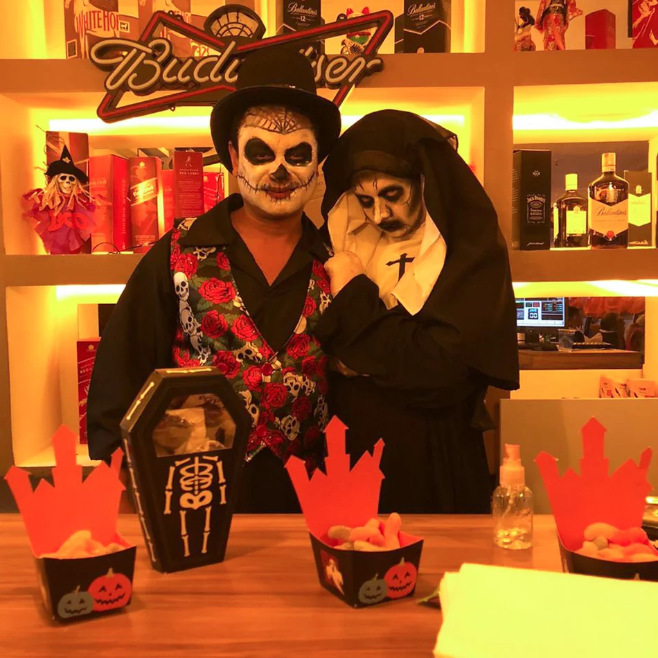 Personagens de Halloween causando na festa