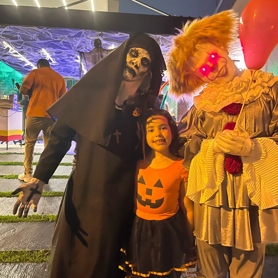 Personagens de Halloween causando na festa