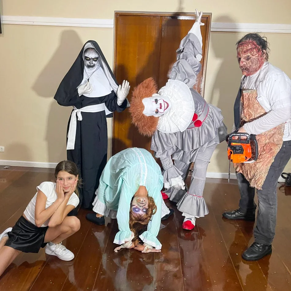 Personagens de terror causando na festa
