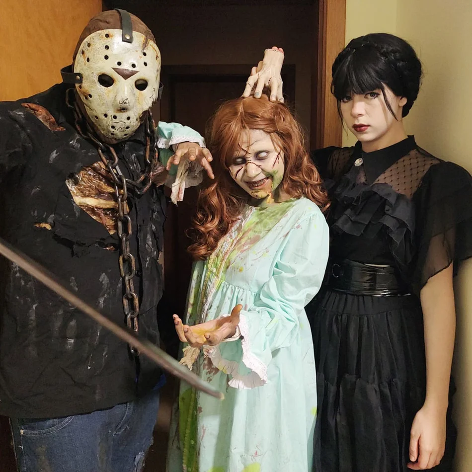 Personagens de terror causando na festa