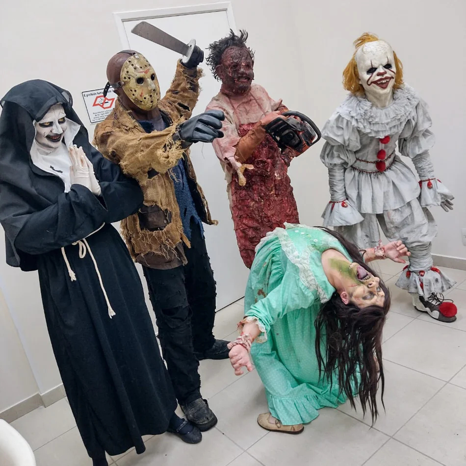 Personagens de terror causando na festa