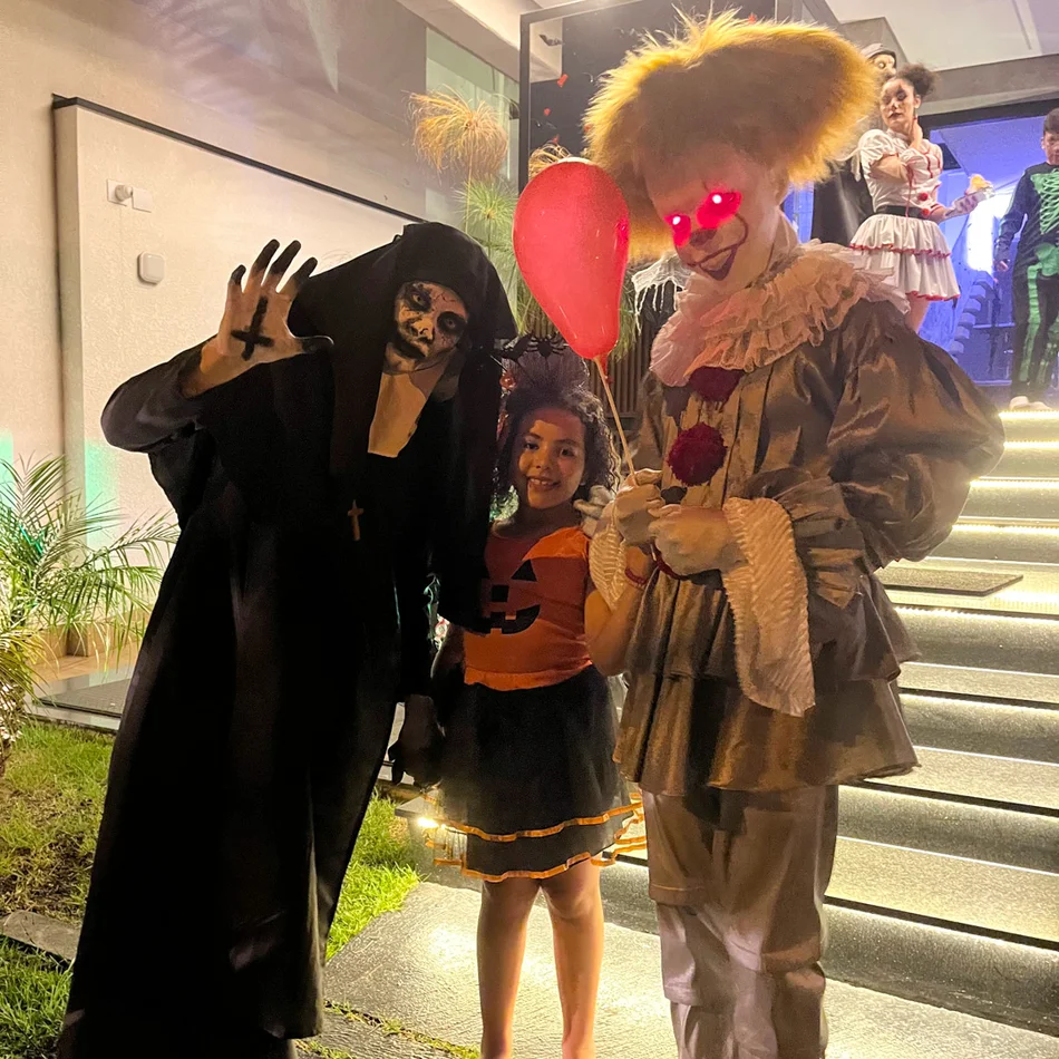 Personagens de terror causando na festa