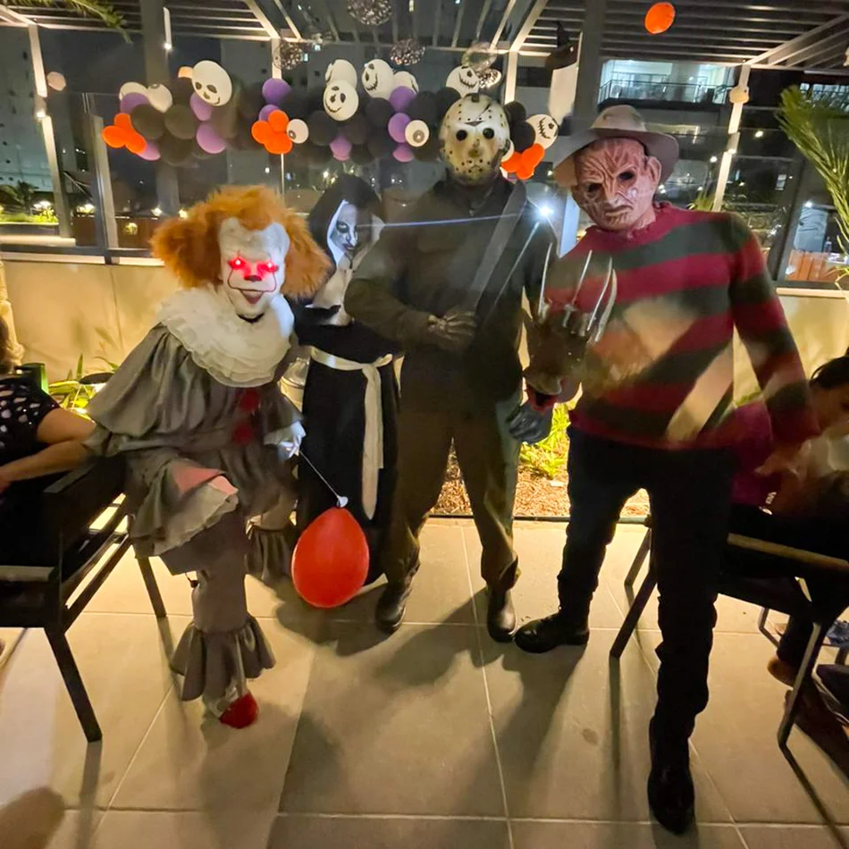 Personagens de terror causando na festa