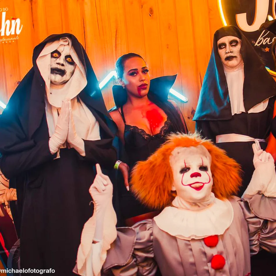 Personagens de terror causando na festa