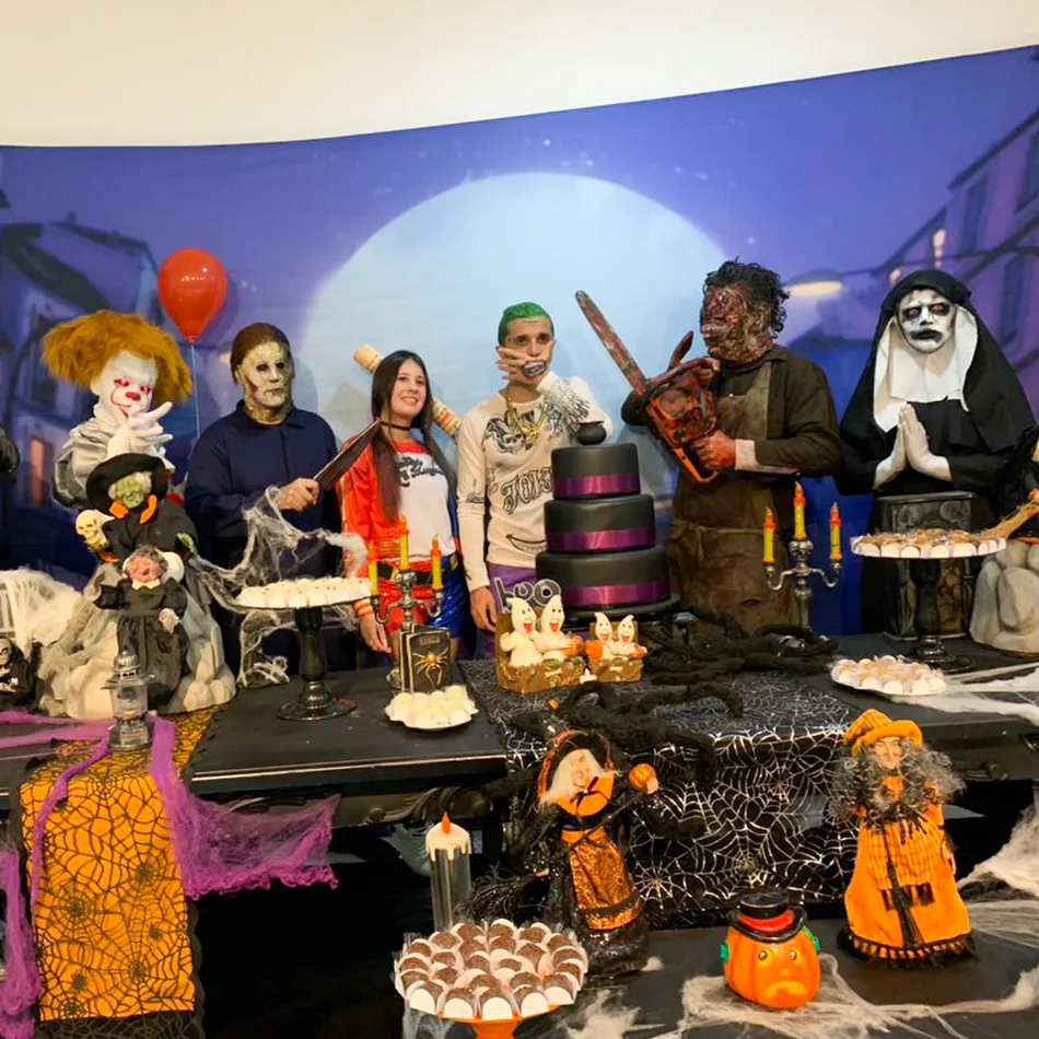 Personagens de terror causando na festa