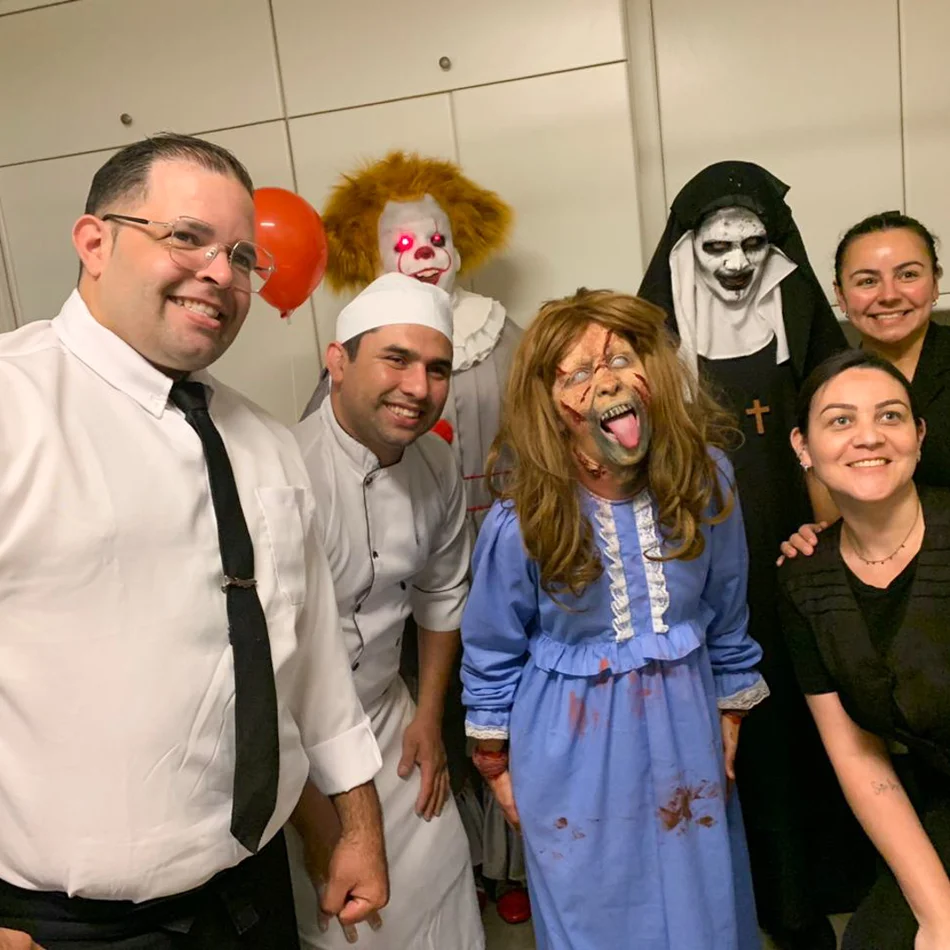 Personagens de terror causando na festa