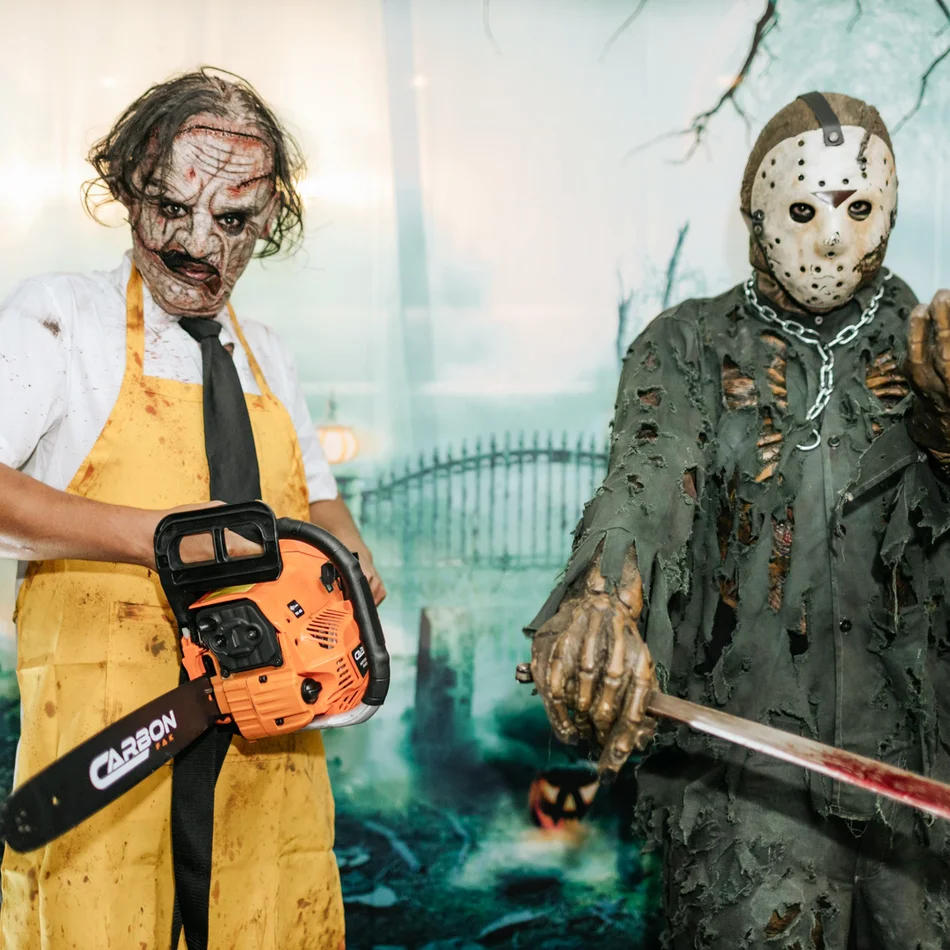 Personagens de terror causando na festa